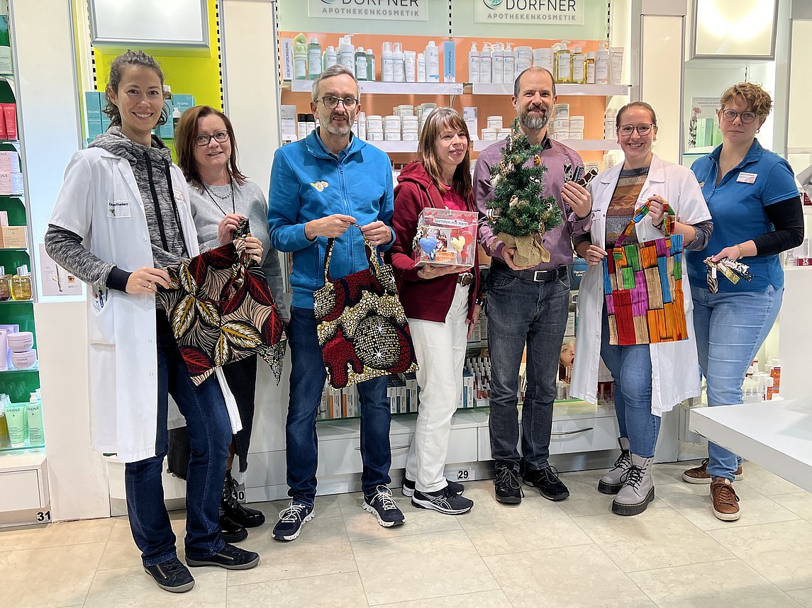 Das Team der Dorfner-Apotheken präsentiert die bunten Taschen aus Kenia.